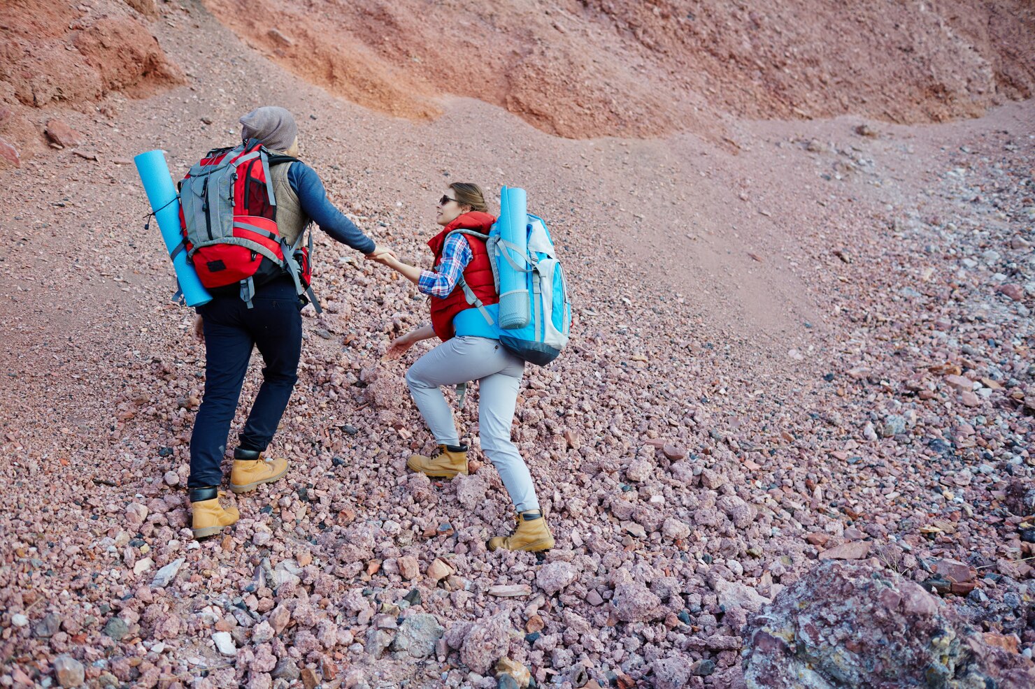 couple-travelers-climbing-mountain_1098-12906