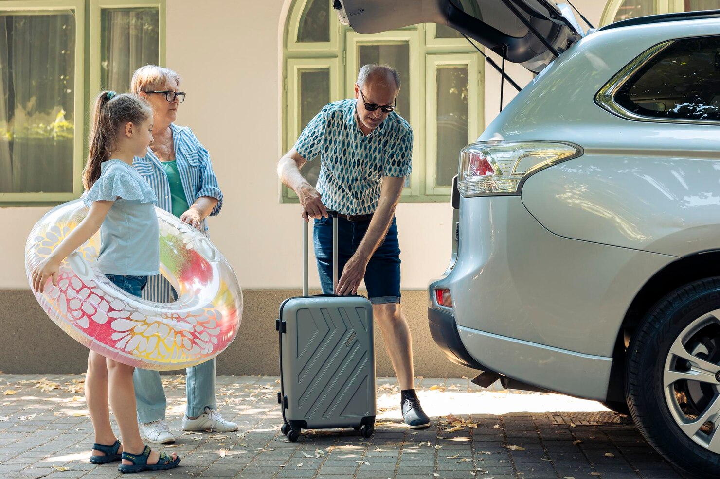 elderly-couple-niece-loading-baggage-trunk-automobile-leave-holiday-road-trip-grandparents-taking-small-child-seaside-destination-with-luggage-inflatable-summer_482257-48329